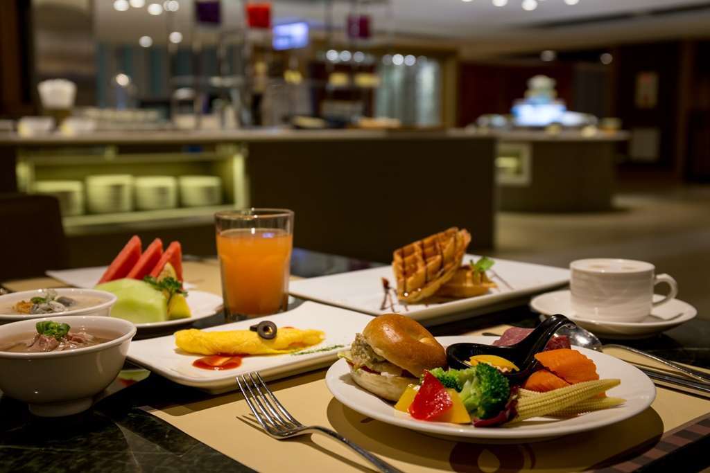 テイ ランディス ホテル タイナン【ペット可】 台南 レストラン 写真 A breakfast buffet at a hotel