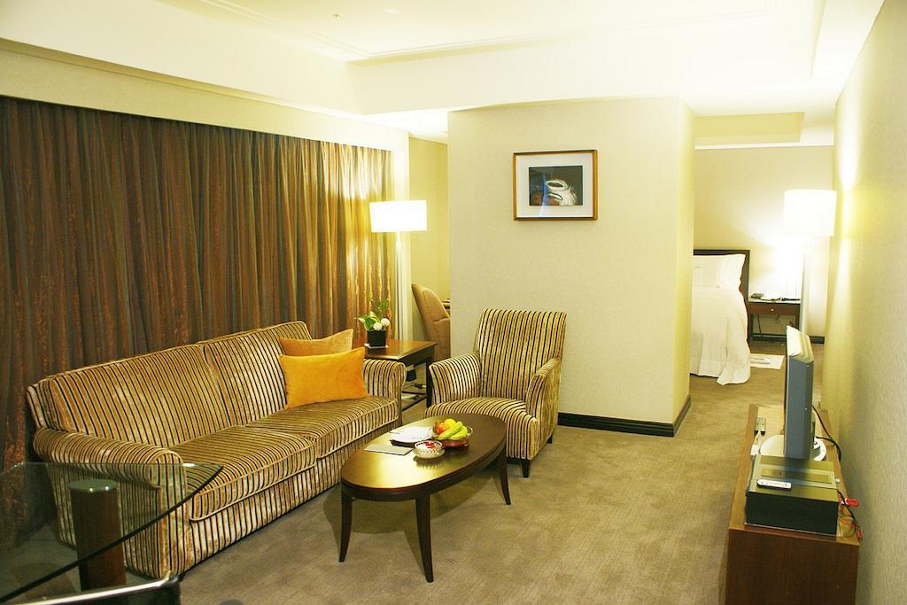 テイ ランディス ホテル タイナン【ペット可】 台南 部屋 写真 A living room in a suite