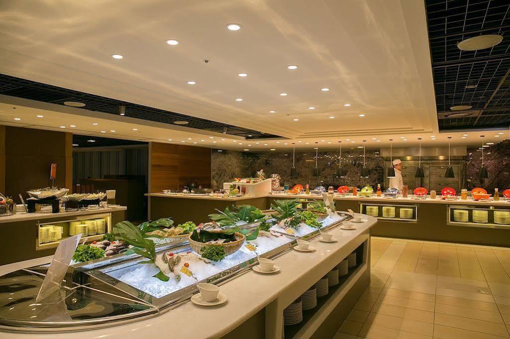 テイ ランディス ホテル タイナン【ペット可】 台南 エクステリア 写真 The buffet at the hotel