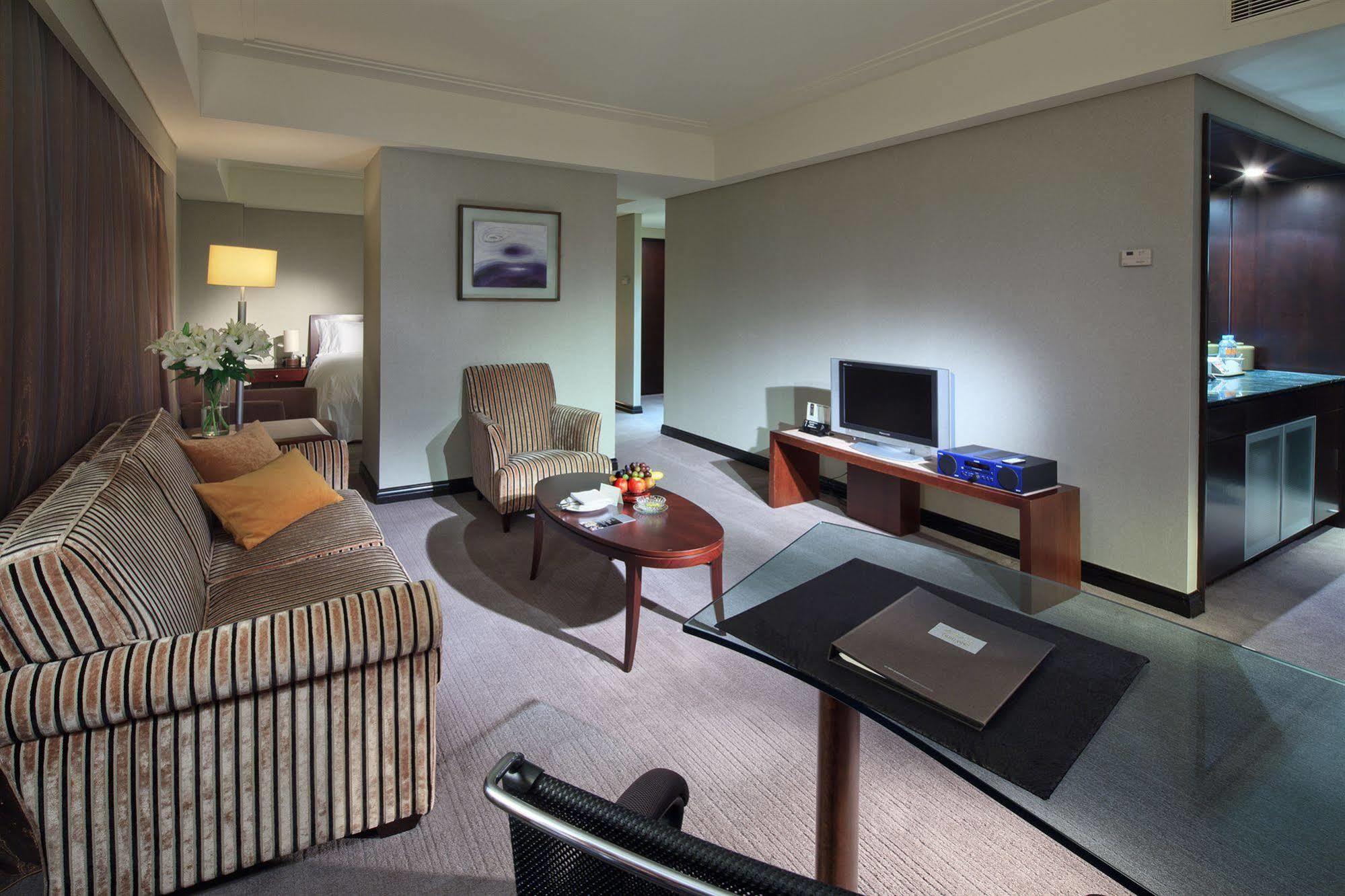 テイ ランディス ホテル タイナン【ペット可】 台南 エクステリア 写真 A suite at the hotel