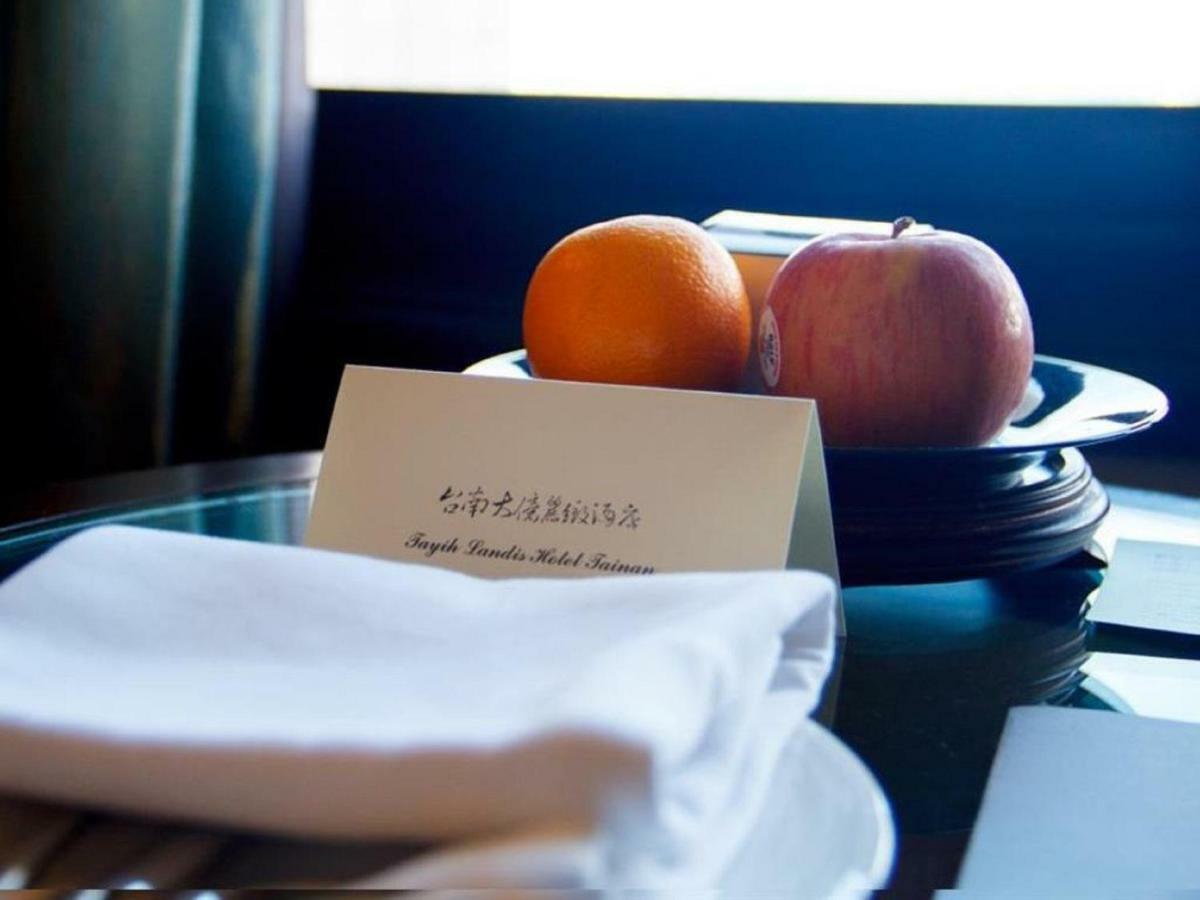 テイ ランディス ホテル タイナン【ペット可】 台南 エクステリア 写真 A turndown service card